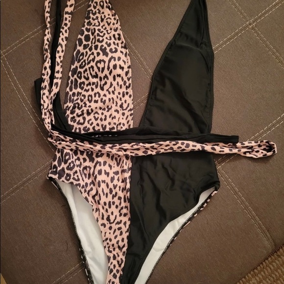 Strappy Leopard print one piece - Picture 7 of 9